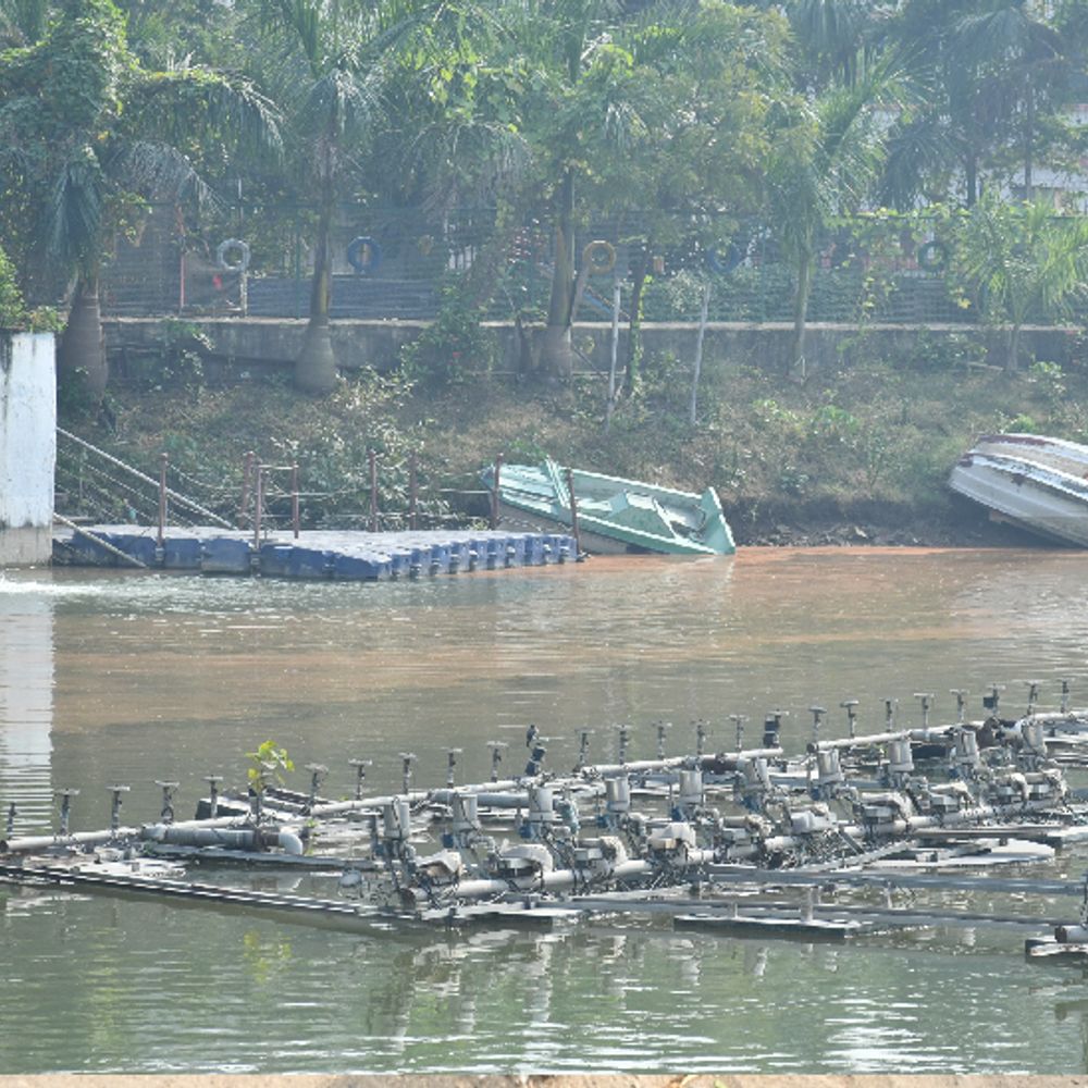 ई-टॉयलेट में ताला, स्टॉप पर बसें रुकती नहीं, अदालतगंज तालाब के मनोरंजन के साधन बंद