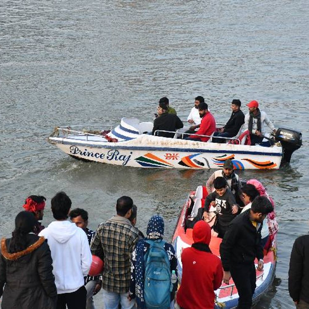 सुरक्षा से खिलवाड़:बिना लाइफ जैकेट पहनाए गंगा में दौड़ा रहे स्पीड बोट