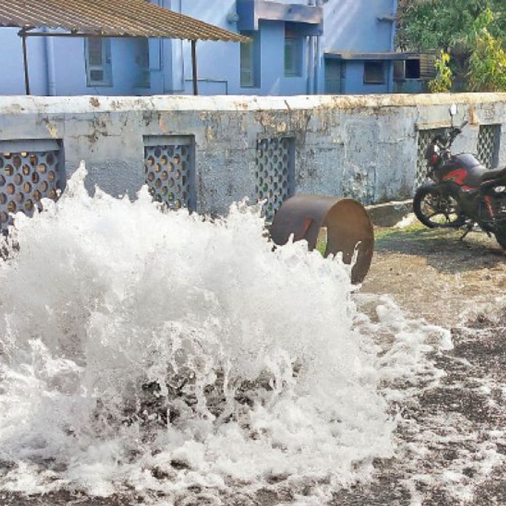 पानी ने दो घंटे रोका रास्ता:वॉल्व ठीक करते समय फूटी कोलार पाइपलाइन