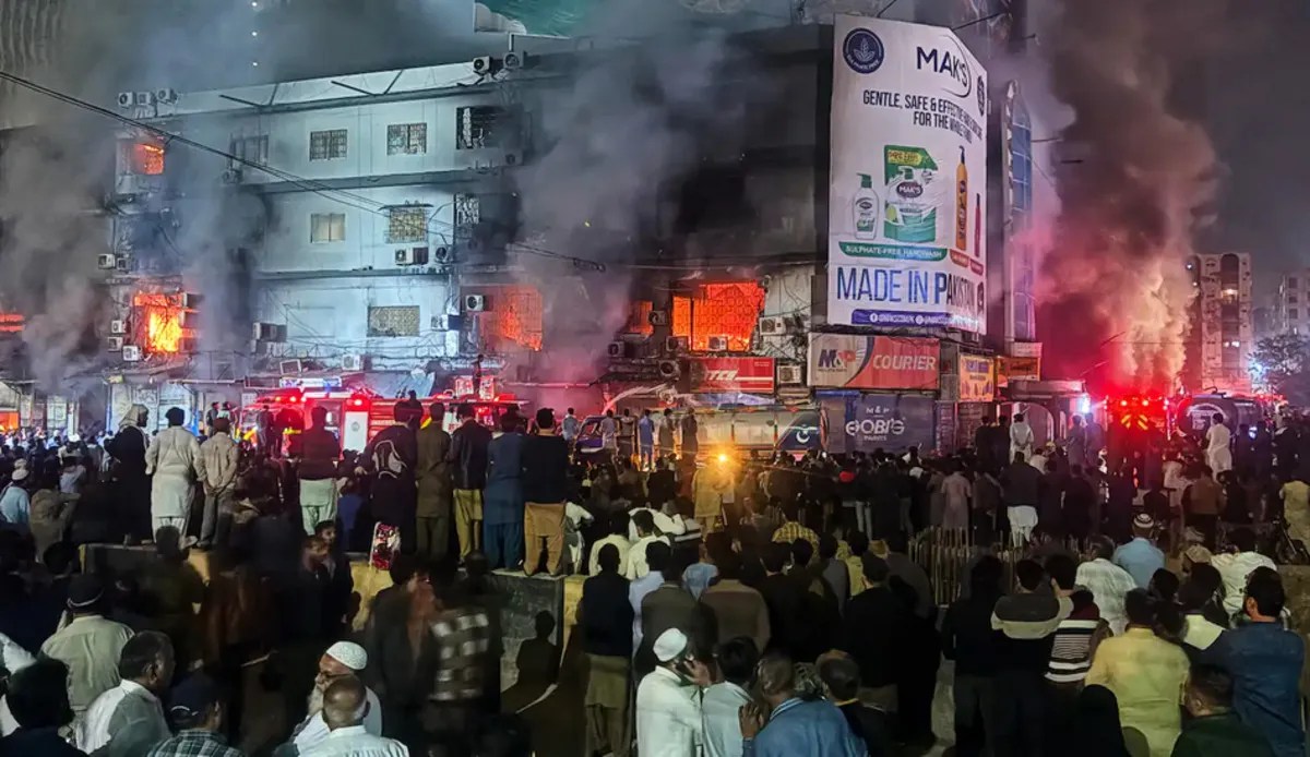 पाकिस्तानी शॉपिंग मॉल में आग से मरने वालों की संख्या 14 हुई, 24 घंटे बाद भी 60 से ज़्यादा लोग लापता