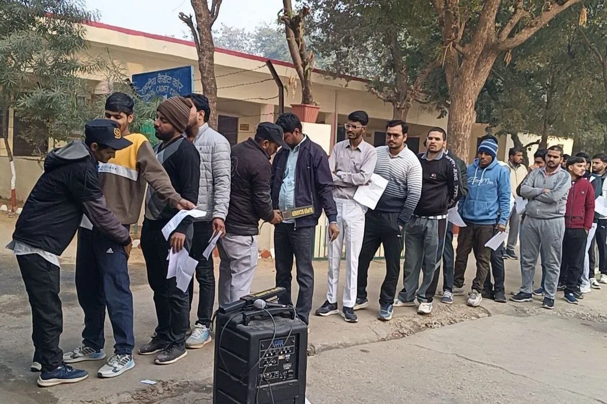 थर्ड ग्रेड शिक्षक भर्ती परीक्षा: कड़ी सुरक्षा जांच के बाद अभ्यर्थियों को प्रवेश, सर्दी ने बढ़ाई मुश्किलें  