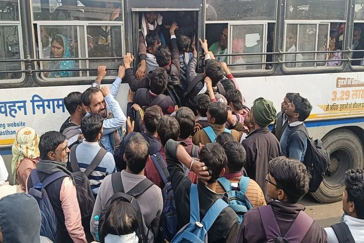 थर्ड ग्रेड शिक्षक भर्ती परीक्षा के बाद बस स्टैंडों पर उमड़ी भीड़, रोडवेज बसें हुईं फुल