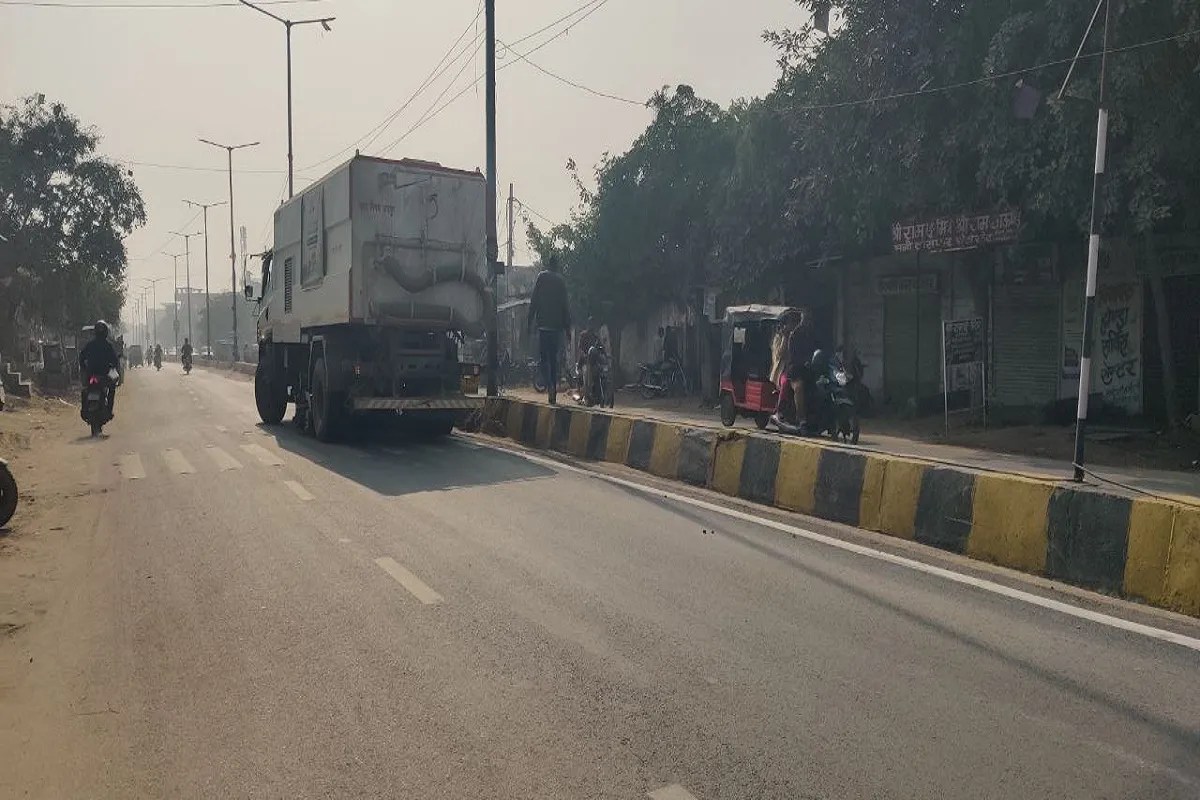 गोनेर रोड पर जमा मिट्टी की सफाई शुरू, रोड स्वीपिंग मशीन लगाई