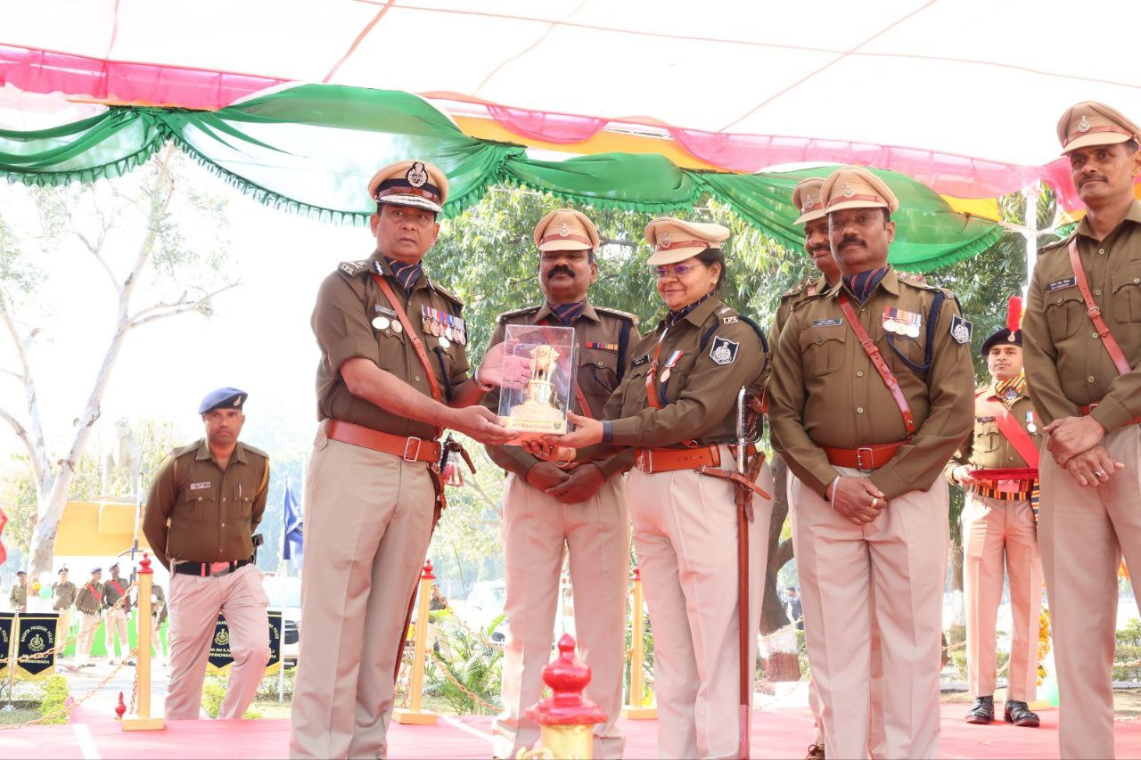 72 नव आरक्षकों की चार टुक्डियों ने कदम से कदम मिलाकर की परेड