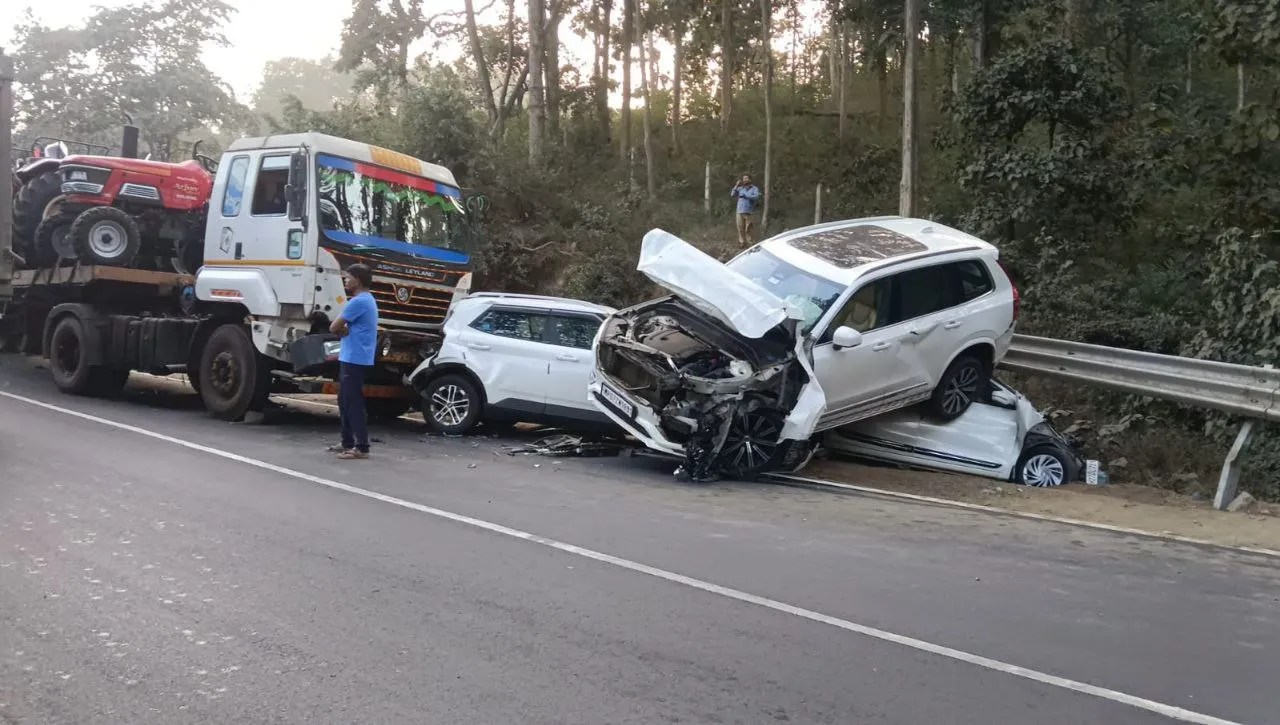 आपस में भिड़ें पांच वाहन,सहायक उपनिरीक्षक की पत्नी की मौत,चार घायल