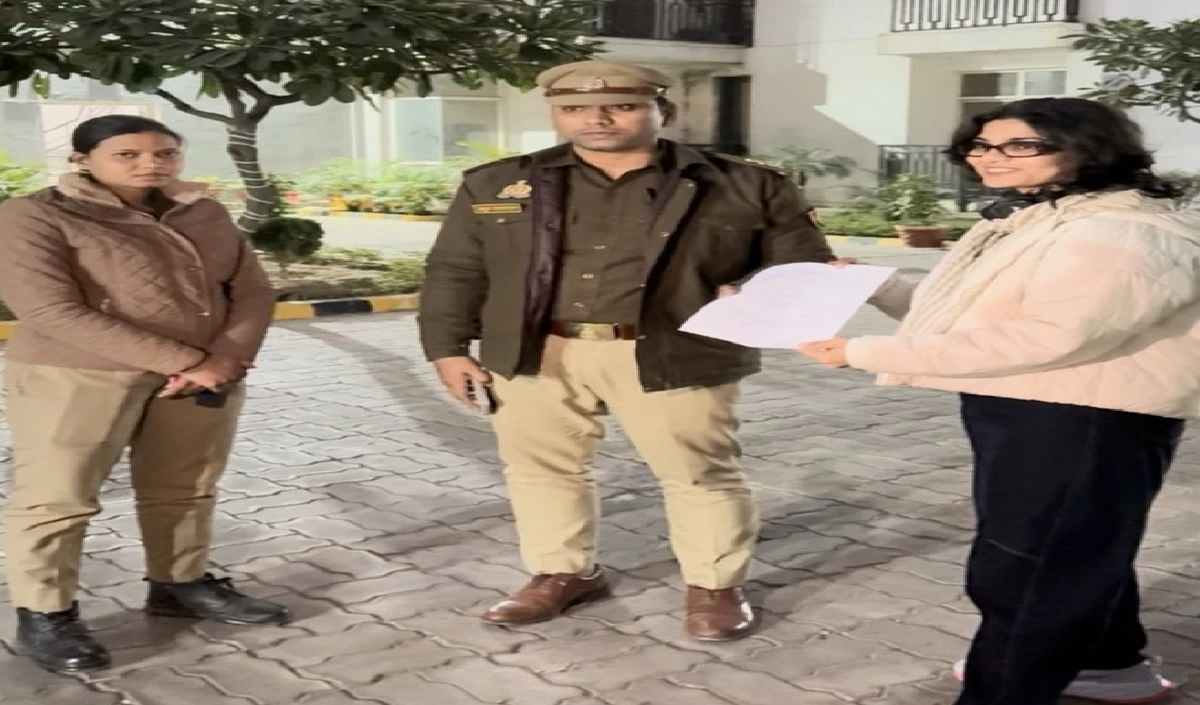 PM मोदी पर आपत्तिजनक टिप्पणी कर बुरी फंसी नेहा सिंह राठौर,  घर पहुंची पुलिस ने थमाया नोटिस