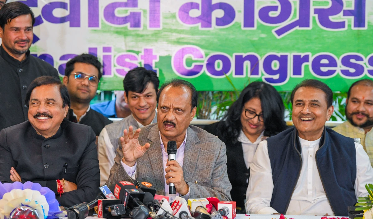 Maharashtra Politics: अजित पवार के निधन के बाद एक्शन में NCP, मंत्रालय पर दावे के लिए फडणवीस से मिले पार्टी के नेता