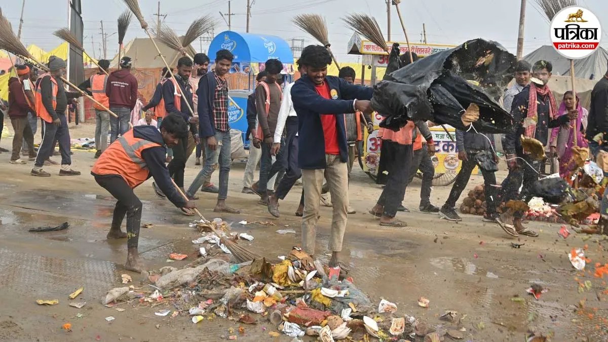 प्रयागराज में सफाई कर्मचारियों का बकाया भुगतान न मिलने पर अनोखा विरोध, माघ मेले में कूड़ा फैलाकर जताई नाराजगी
