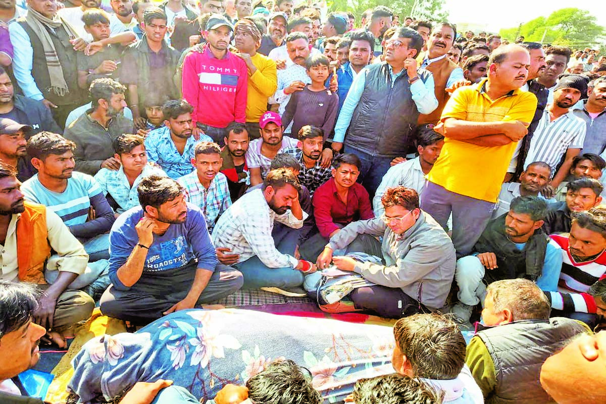 Protest : पांच घंटे सड़क पर शव रखकर प्रदर्शन, बारां-झालावाड़ हाईवे जाम