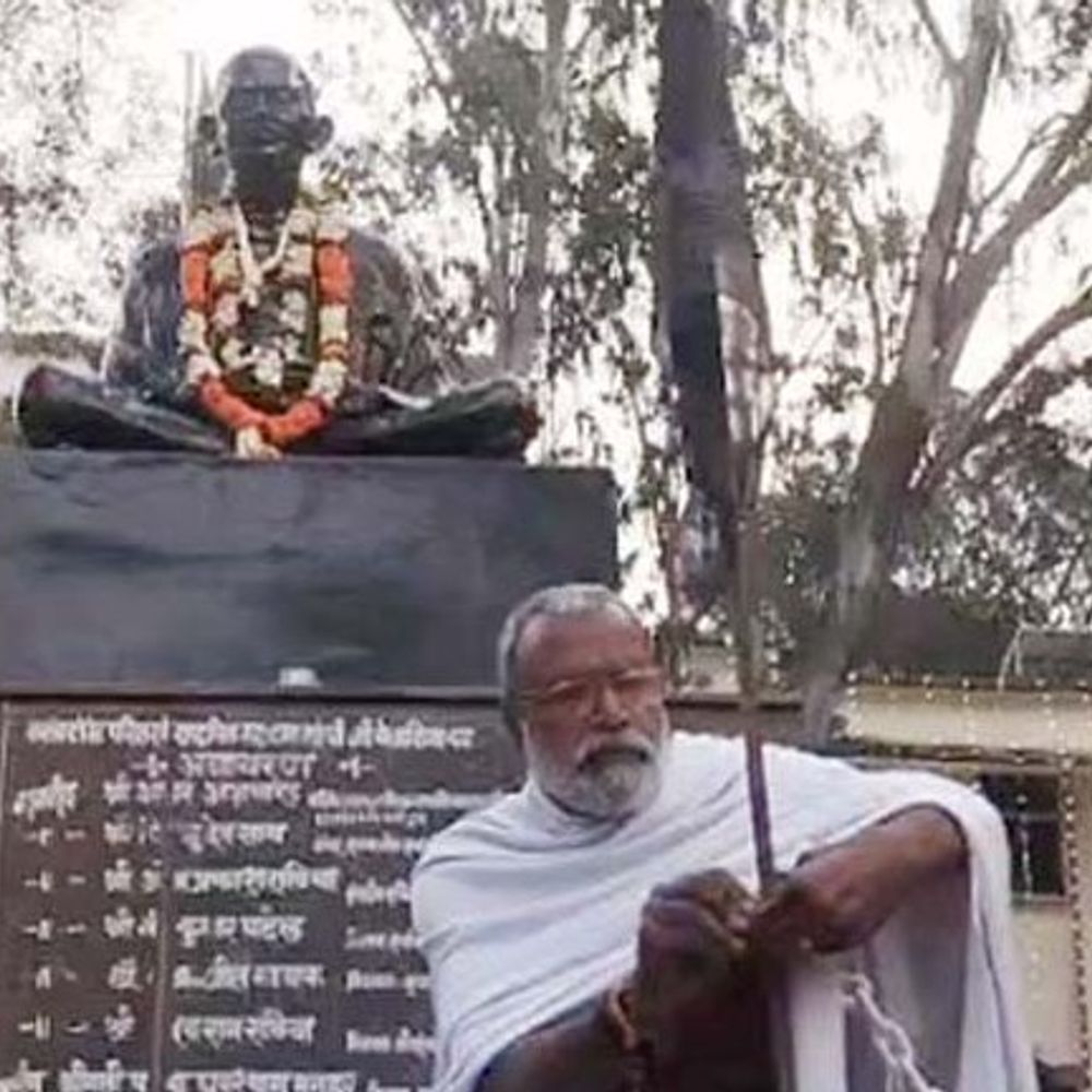 गणतंत्र दिवस पर कलेक्ट्रेट परिसर में लगाया काला झंडा:रायगढ़ में राधेश्याम शर्मा ने किया शोक प्रगट, प्रदेश में राष्ट्रपति शासन लागू करने की मांग