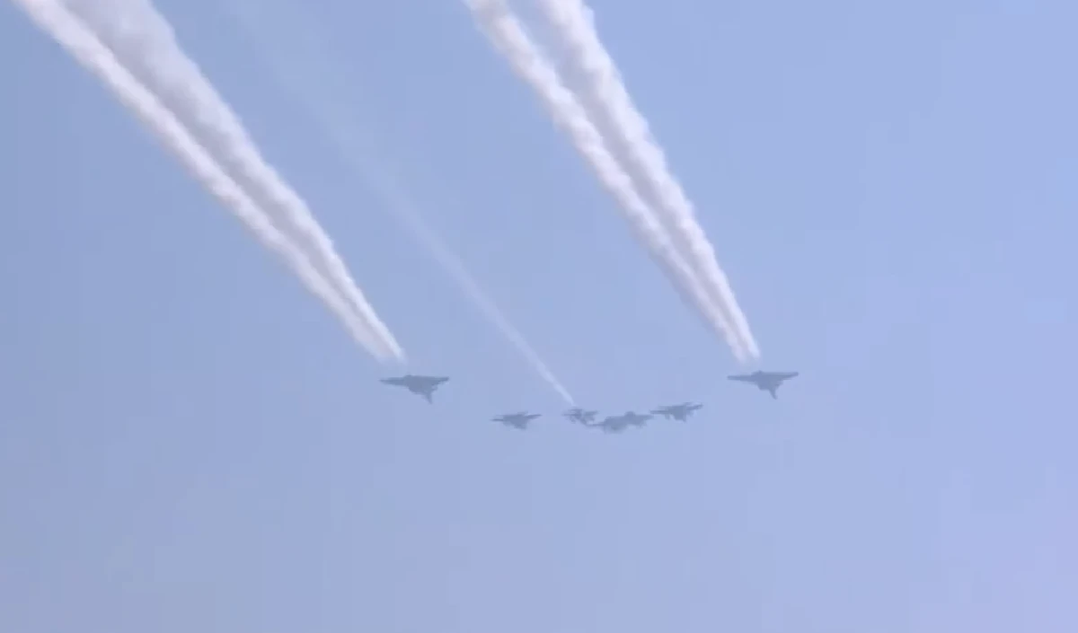 2 राफेल, 2 मिग-29, दो सुखोई-30 और एक जैगुआर विमान, आसमान में फाइटर जेट्स ने बनाया ‘ऑपरेशन सिंदूर’ फॉर्मेशन