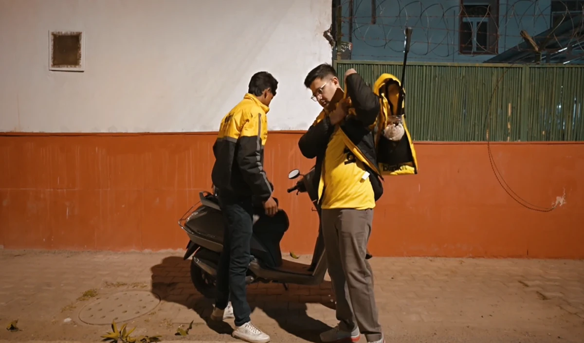 Gig Workers का दर्द समझने सड़क पर उतरे AAP सांसद, Raghav Chadha बने Blinkit डिलीवरी बॉय | Video