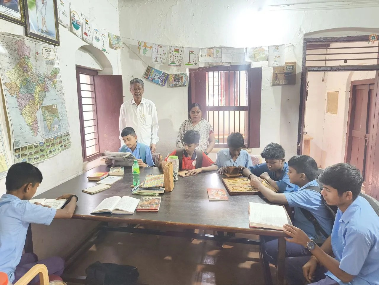 मोबाइल युग में किताबों की ओर लौटता गांव, संवर रहा ग्रामीण बच्चों का भविष्य