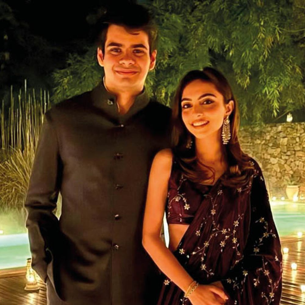 प्रियंका गांधी के बेटे ने अपनी सगाई कन्फर्म की:मंगेतर अवीवा के साथ फोटो पोस्ट की; रॉबर्ट वाड्रा बोले- बेटा जवान हो गया