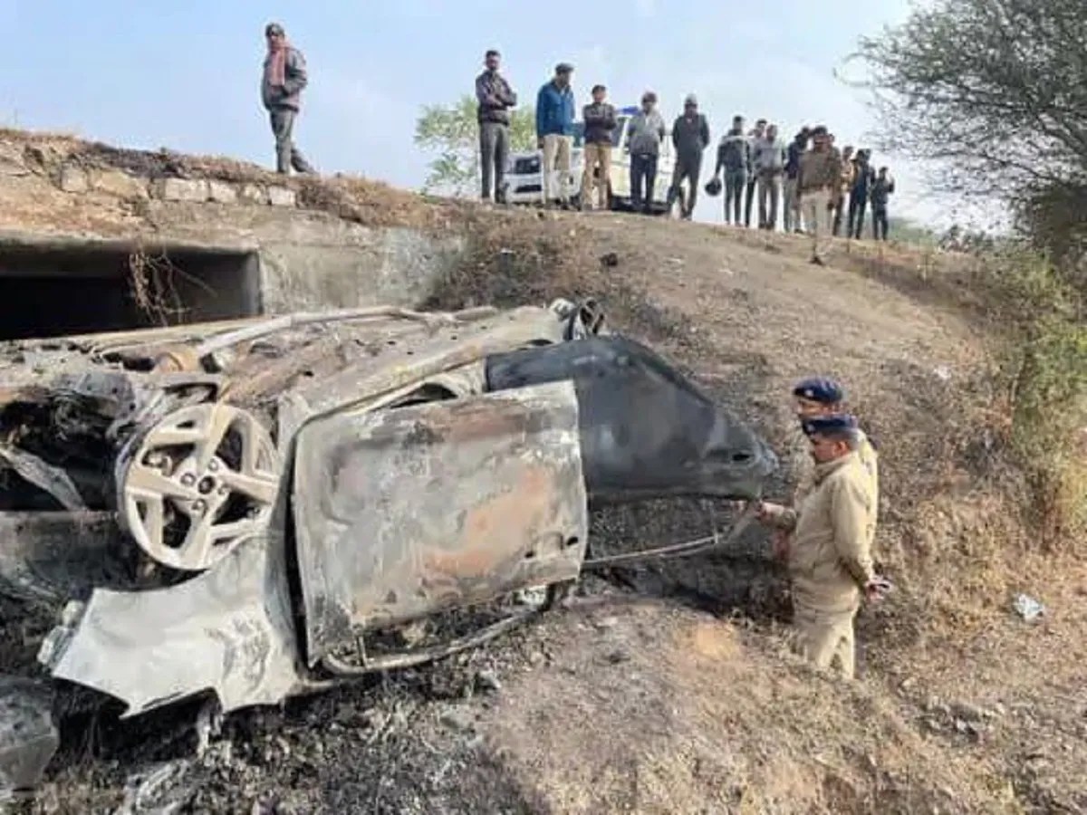राजकोट : ब्रिज से टकराकर गड्ढे में गिरी कार में लगी आग, तीन शिक्षक जिंदा जले