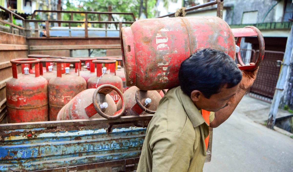 New Month, New Rules: 1 फरवरी से क्या सस्ता, क्या महंगा? जानिए 5 बड़े बदलाव