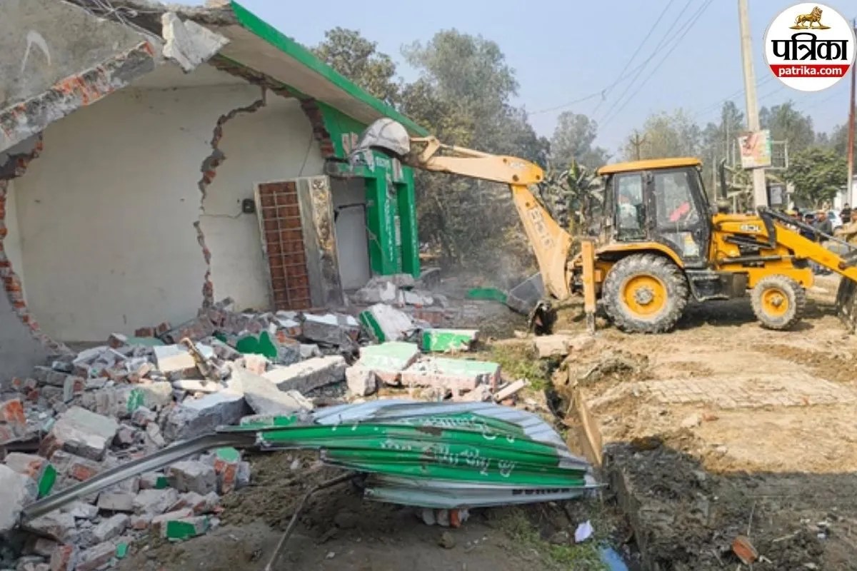 यूपी के इस जिले में कोर्ट के आदेश पर गरजा बुलडोजर, मकान समेत चार दुकानें जमींदोज, जानिए क्या था पूरा मामला