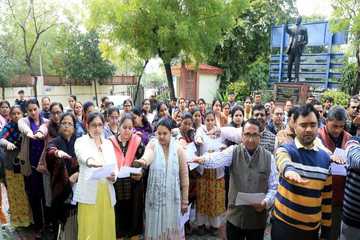 अफसरों ने मतदान के लिए प्रेरित करने का लिया संकल्प