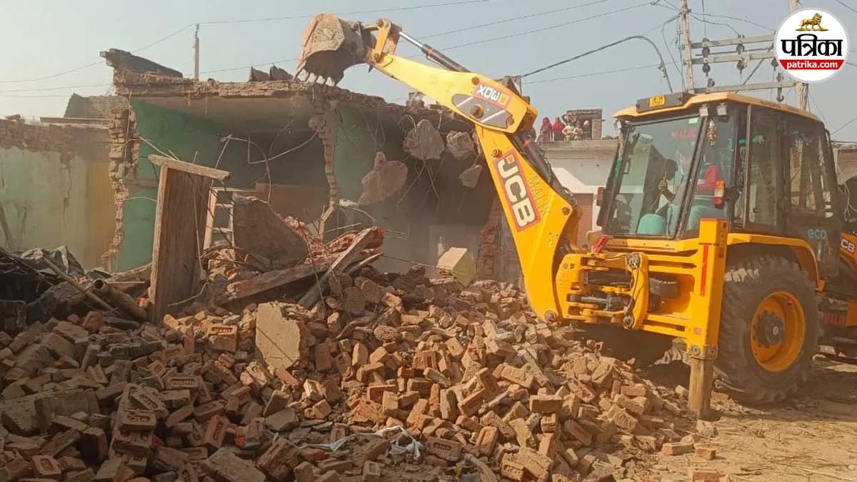 संभल में बुलडोजर एक्शन: अवैध कब्जों पर राजस्व विभाग की सख्त कार्रवाई, दो मकान जमींदोज