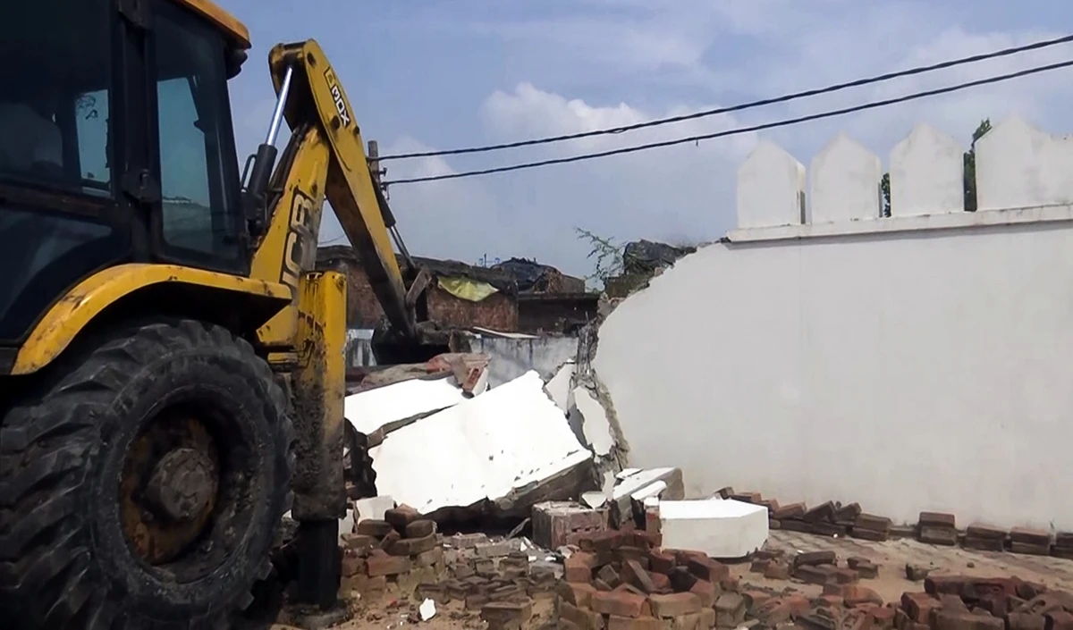 संभल में प्रशासन का बड़ा एक्शन, अवैध मस्जिद और मदरसे पर चला बुलडोजर; एक मस्जिद ग्रामीणों ने खुद ढहाई