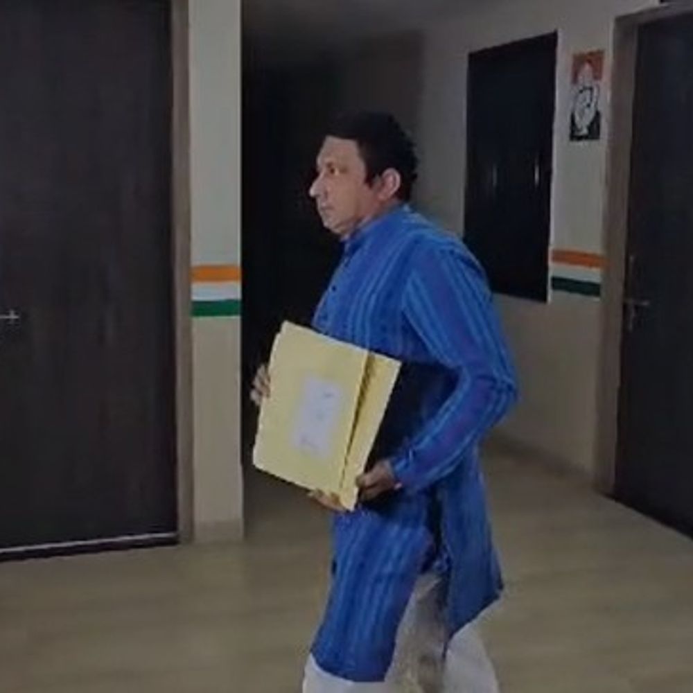 झीरम हमले के सबूत लेकर कांग्रेस भवन पहुंचे विकास तिवारी:NIA को जांच के लिए पत्र लिखने पर पार्टी ने प्रवक्ता पद से हटाया था, कारण बताओ नोटिस का दिया जवाब