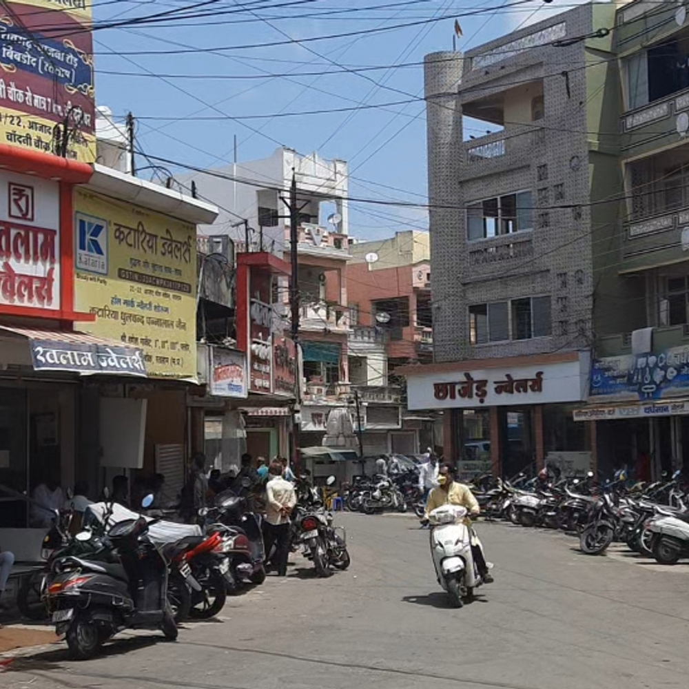 रतलाम में 410 ग्राम सोना लेकर बंगाली कारीगर फरार:जीजा और रिश्तेदार गिरफ्तार; ज्वेलर्स ने डेढ़ महीने पहले गहने बनाने दिया था गोल्ड