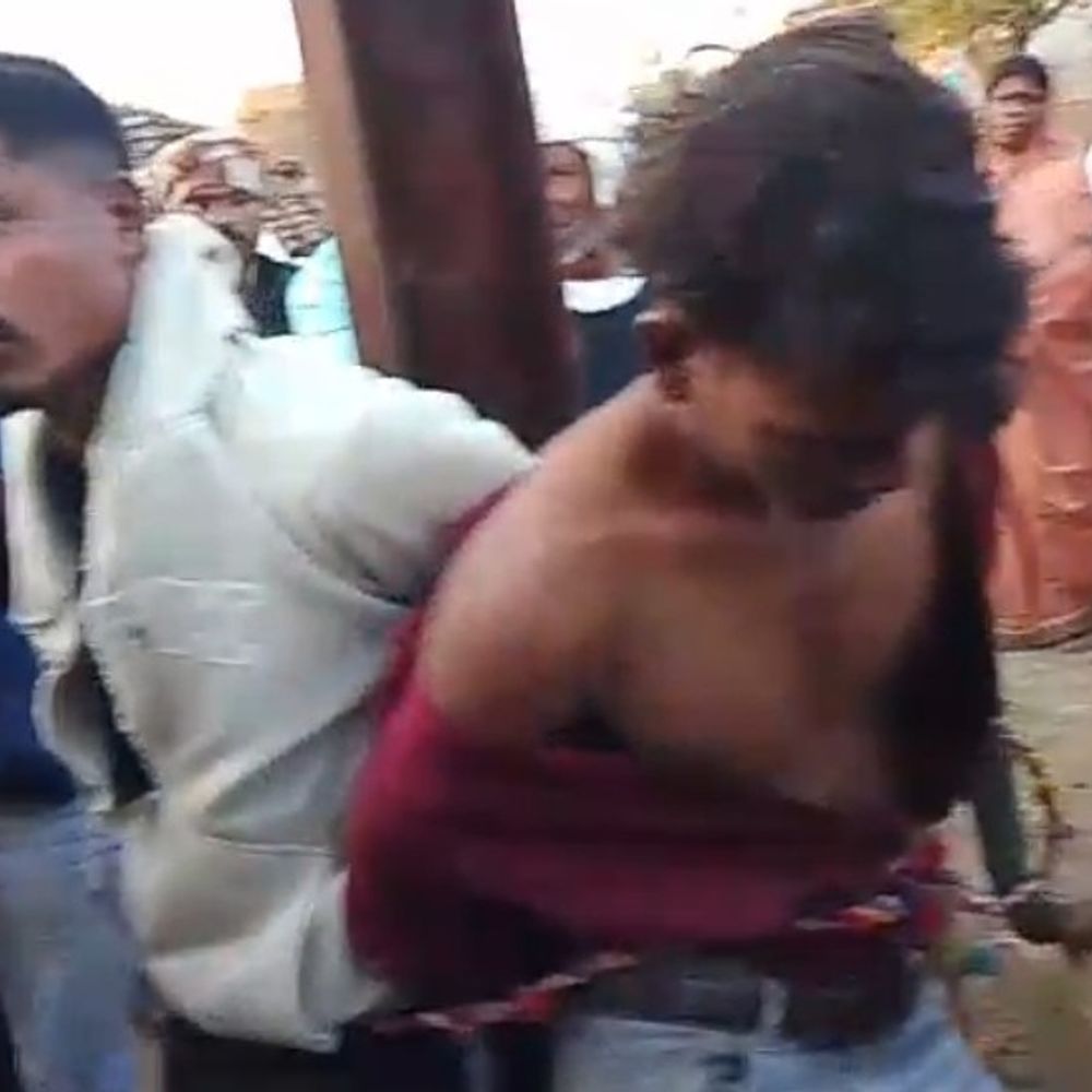 छिंदवाड़ा में गले से मंगलसूत्र झपटने की कोशिश:सिगरेट के बहाने आई गैंग; दो लोगों को पकड़ा, खंभे से बांधा, तीन फरार