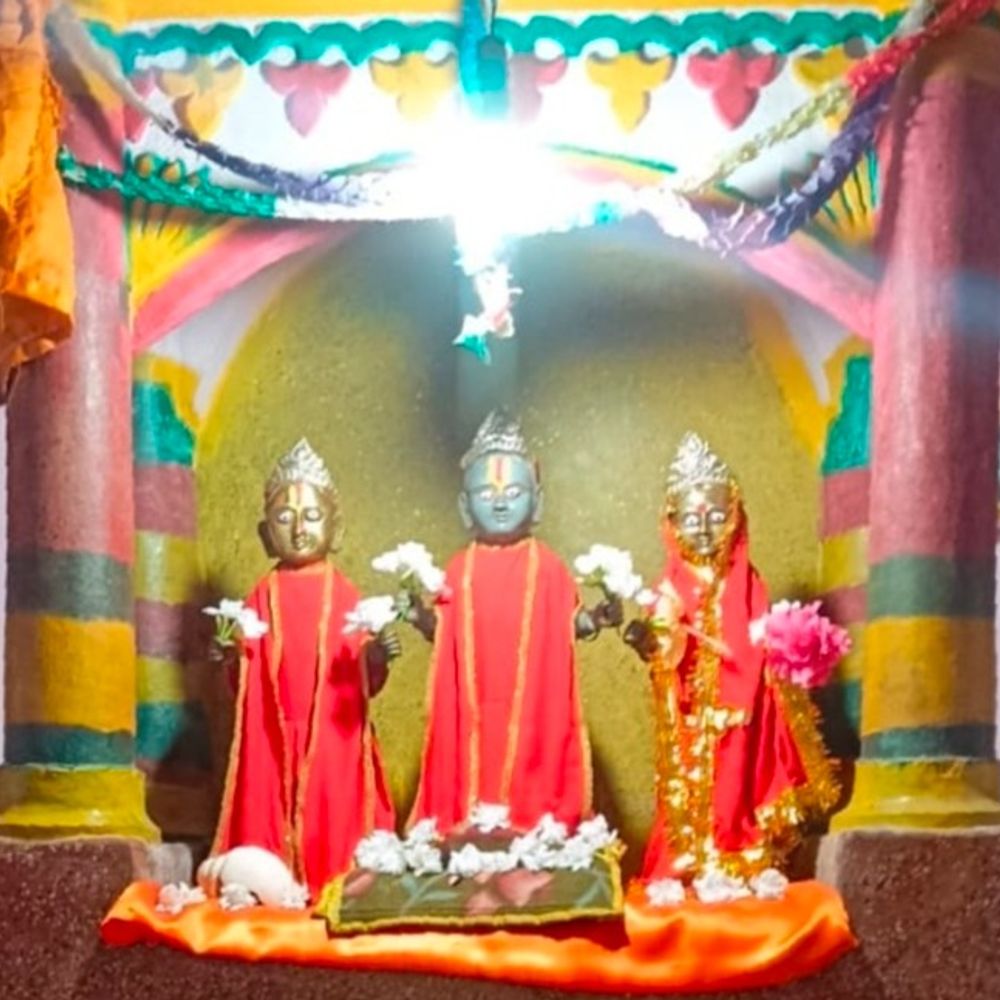 औरंगाबाद में 100 साल पुरानी अष्टधातु की मूर्तियां चोरी:ठाकुरबाड़ी से राम, लक्ष्मण, जानकी की मूर्ति ले गए बदमाश, भगवान हनुमान का मुकुट भी ले गए