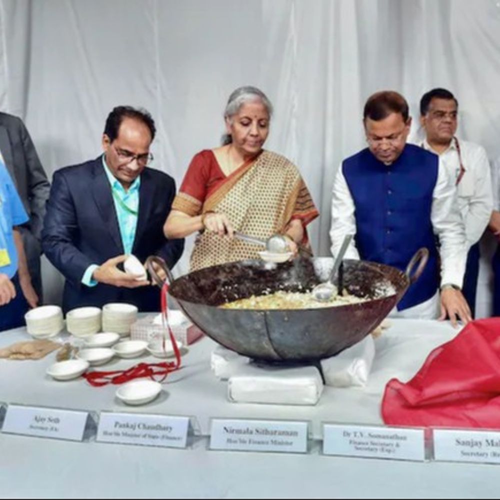 बजट 2026 की तैयारी पूरी, नॉर्थ-ब्लॉक में हुई हलवा सेरेमनी:सीतारमण ने अधिकारियों का मुंह मीठा कराया, 1 फरवरी को पेश होगा पेपरलेस बजट