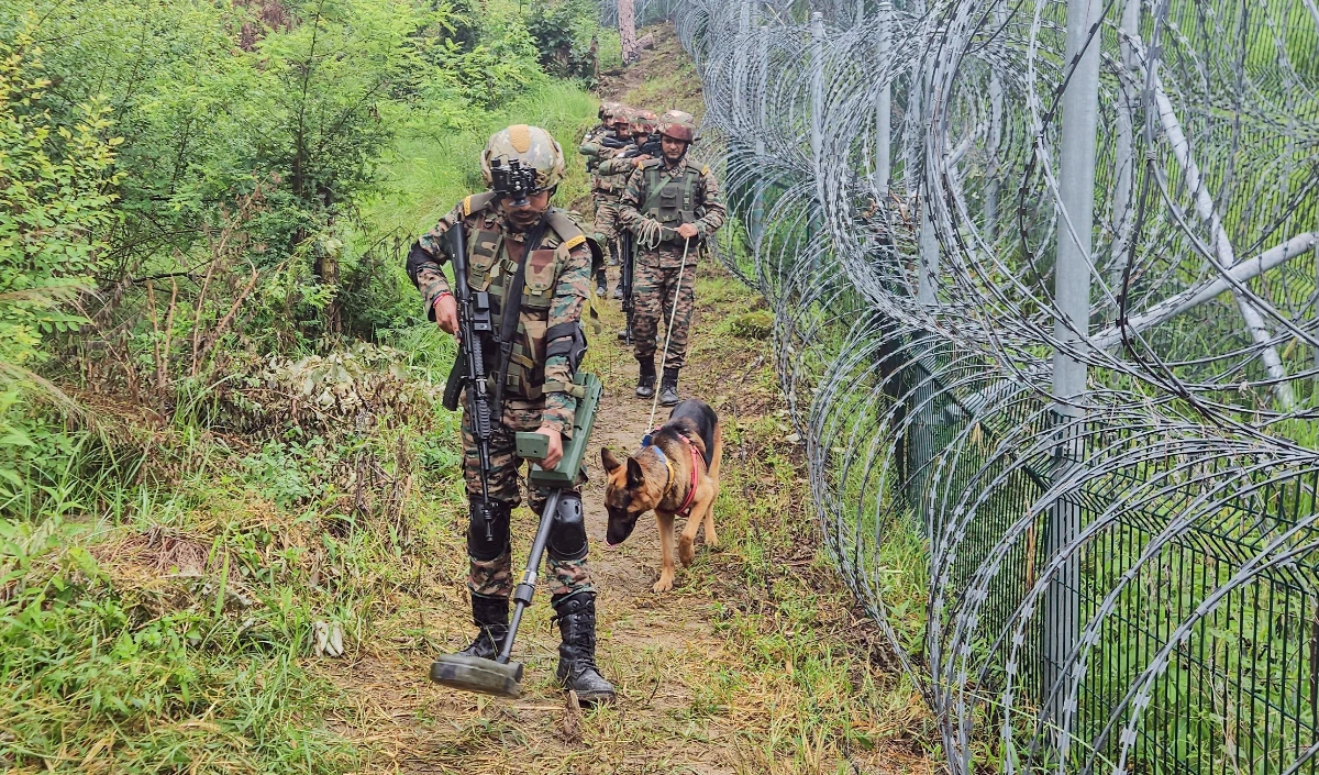 Republic Day Security | गणतंत्र दिवस पर ‘पाकिस्तानी ड्रोन हमले’ का साया! पंजाब, जम्मू-कश्मीर और राजस्थान बॉर्डर पर हाई अलर्ट, सुरक्षा एजेंसियां चौकस