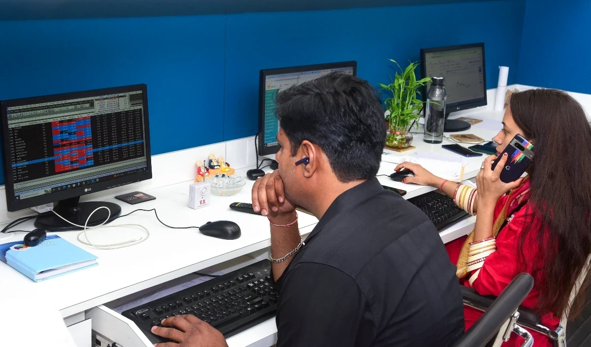 US Tariff की चिंता ने डुबोया बाजार, Sensex-Nifty में चार महीने की सबसे बड़ी गिरावट।