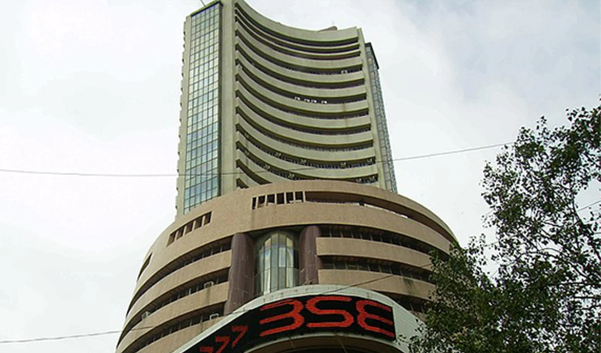 IT और Banking Stocks की चमक ने बाजार को संभाला, बिकवाली के दबाव में फिसला Sensex