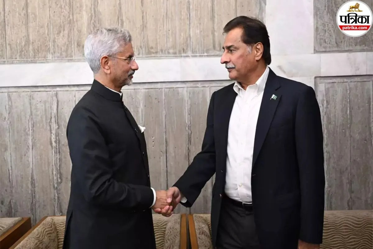 भारत के साथ अब बातचीत की बेचैनी, बांग्लादेश में जयशंकर से पाकिस्तानी नेता ने मिलाया हाथ, फिर क्या हुआ?