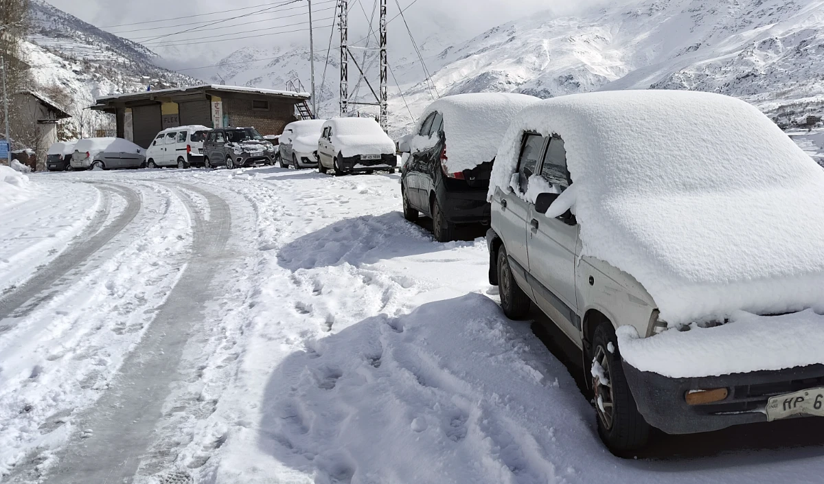 Kashmir में ताजा बर्फबारी, श्रीनगर-जम्मू राष्ट्रीय राजमार्ग आंशिक रूप से बहाल