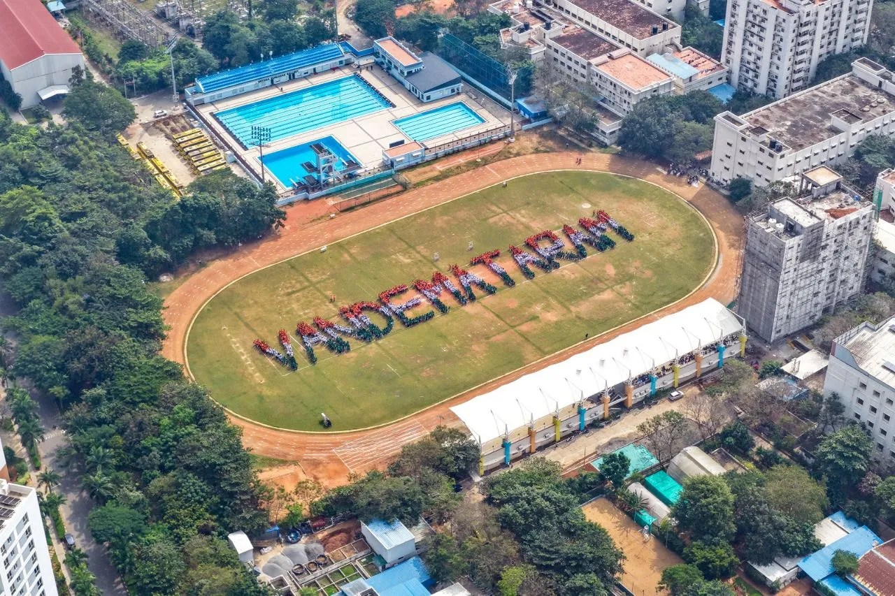 3,032 छात्रों, शिक्षकों और कर्मचारियों ने ‘वंदे मातरम्’ की विशाल मानव आकृति बनाया