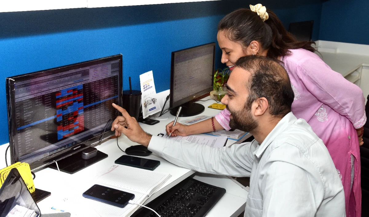 Stock Market | रिलायंस, टाटा मोटर्स और डिफेंस सेक्टर के इन 5 शेयरों ने निवेशकों को किया मालामाल, क्या आपने निवेश किया?