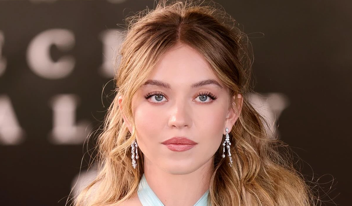 Video: हॉलीवुड साइन पर चढ़कर Sydney Sweeney ने टांगी ‘ब्रा’, नए ब्रांड के प्रोमो के लिए किया खतरनाक स्टंट, अब कानूनी शिकंजे में एक्ट्रेस!