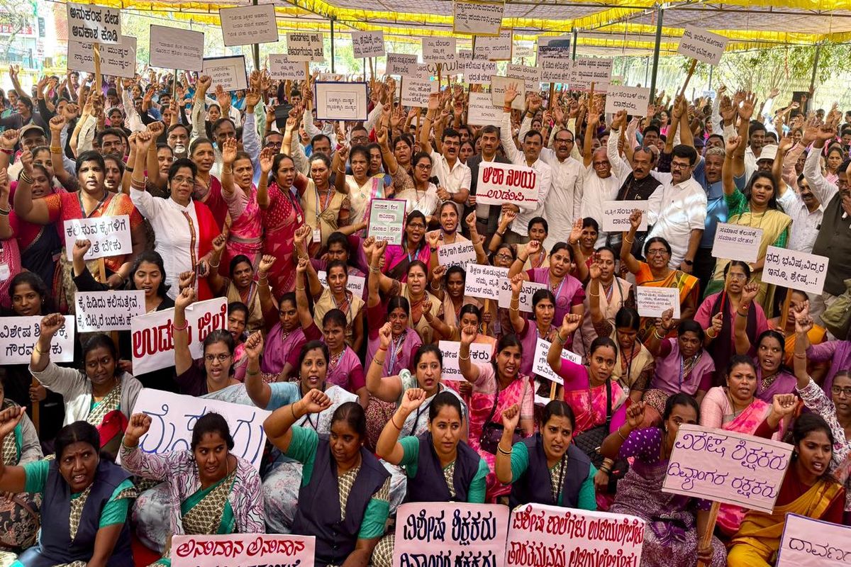 अनुदान और समान वेतन की मांग को लेकर शिक्षकों ने किया प्रदर्शन