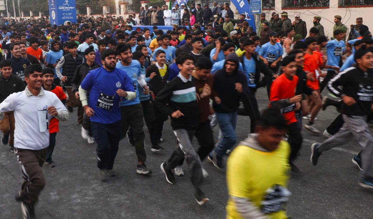 Rajasthan: भूपेंद्र यादव, अभिनेता रणदीप हुड्डा ने ‘Tiger Marathon’ से पहले पदक का अनावरण किया