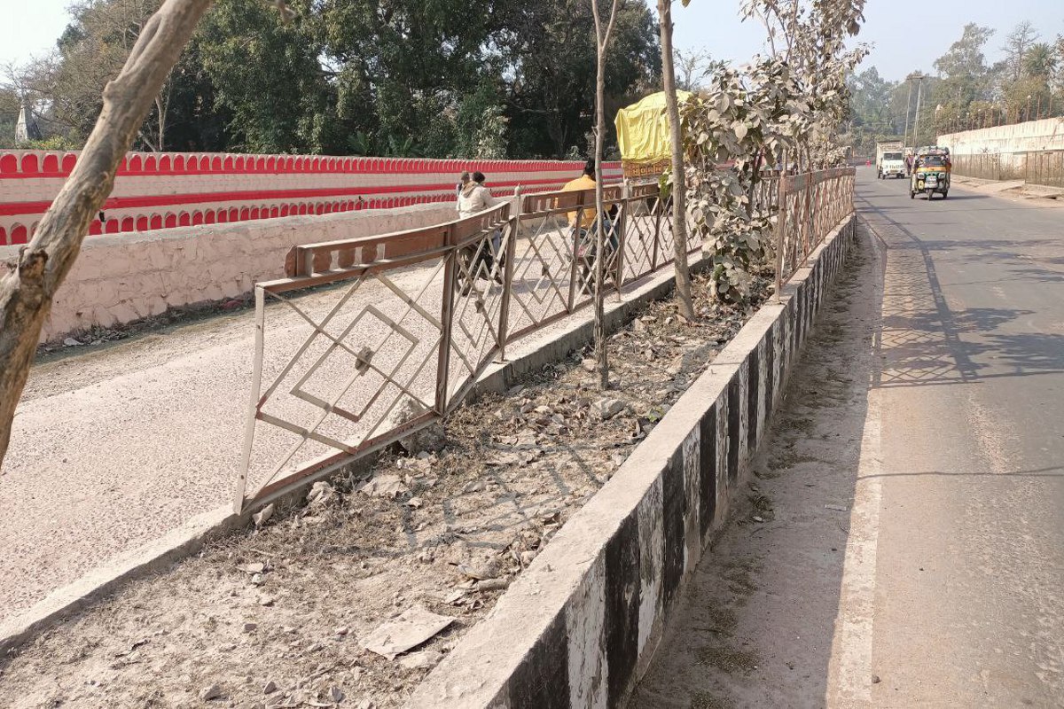 चार साल से जर्जर डिवाइडर रेलिंग, दुर्घटनाओं को दे रहे न्योता