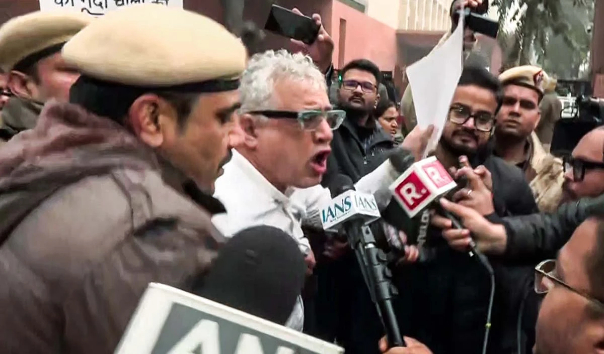 Amit Shah Office के बाहर TMC सांसदों का प्रदर्शन, पुलिस ने हिरासत में लिया तो भड़कीं Mahua Moitra