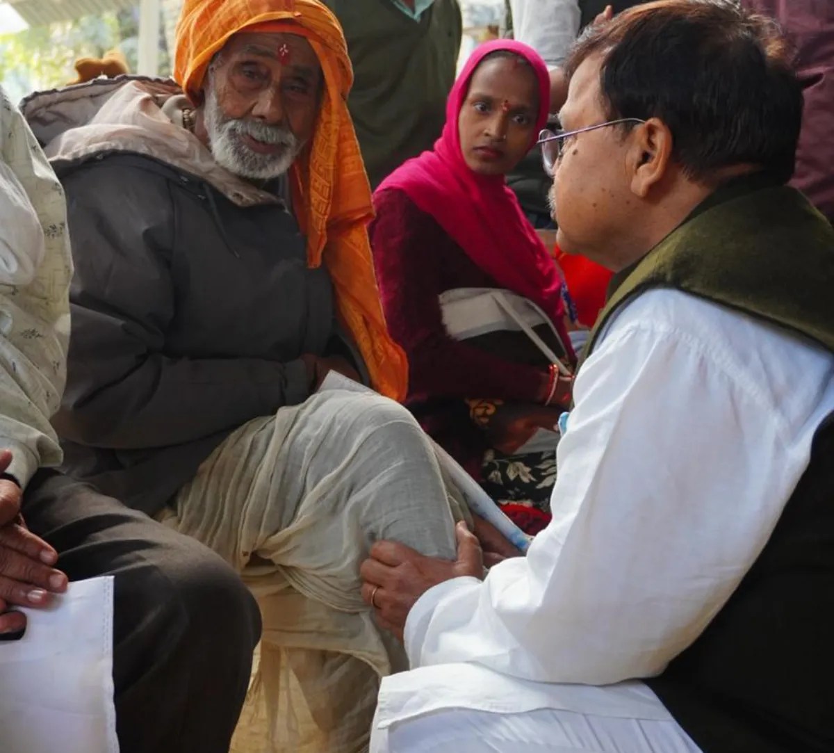 कुर्सी पर बैठे लोग, जमीन पर बैठे मंत्री और सुनने लगे शिकायतें…