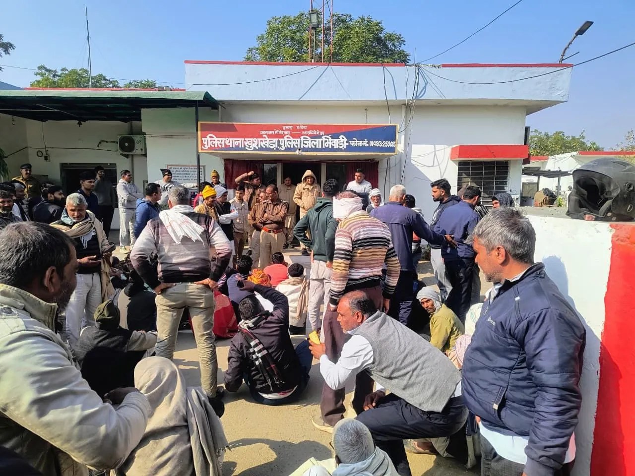 गोवंश छुड़ाए, गोतस्कर घिरे: ग्रामीणों की सतर्कता से एक पकड़ा, दो अंधेरे में फरार…. देखें फोटो गैलेरी …..