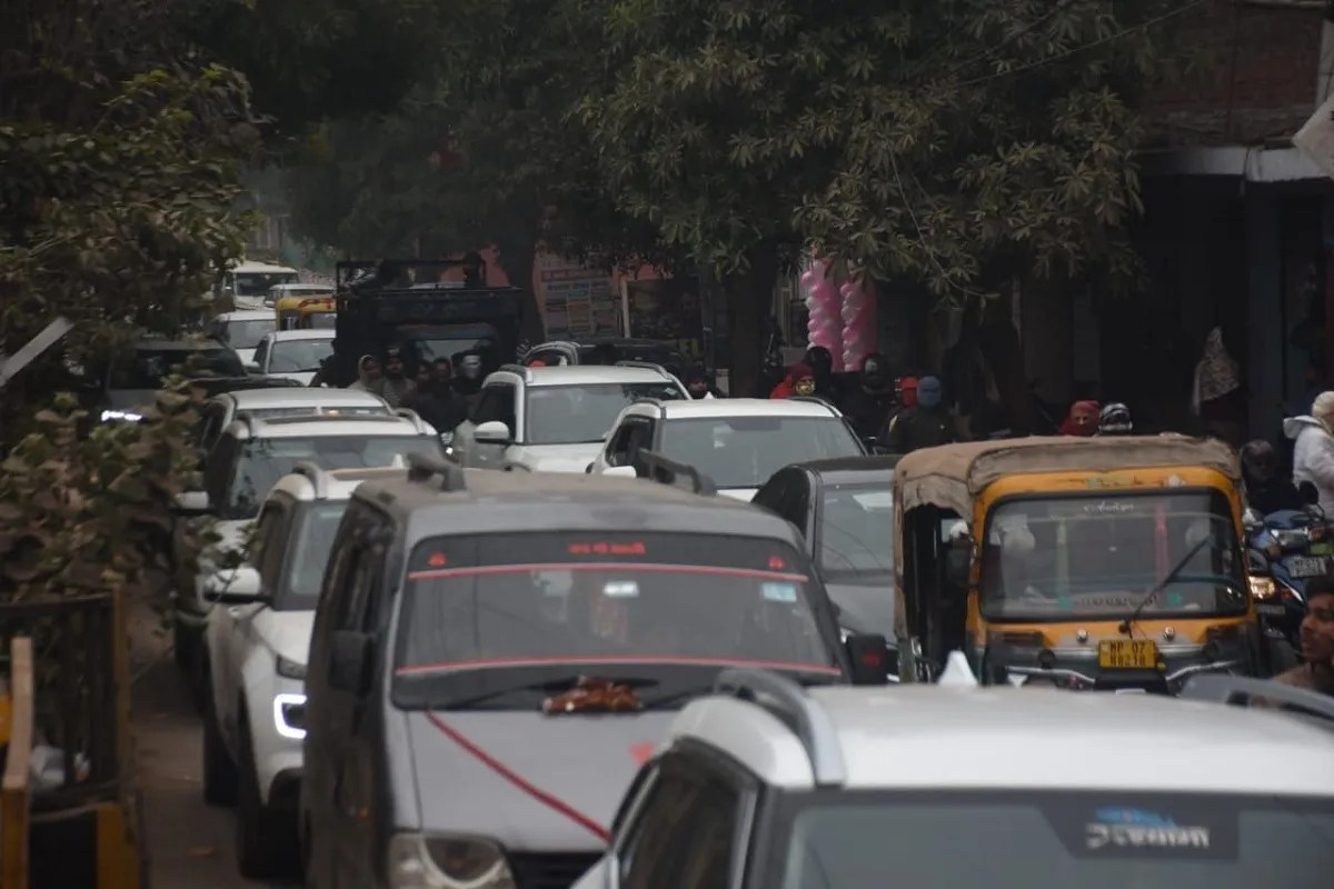 मंदिर का रास्ता नो व्हीकल जोन, मेला रोड फुल किले पर रोकी वाहनों की एंट्री