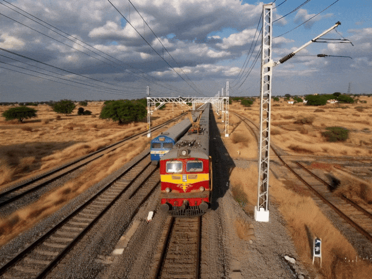 जम्मू रूट पर फिर ब्रेक, मुंबई की राह भी मुश्किल:साबरमती-जम्मूतवी एक्सप्रेस अब फिरोजपुर तक ही चलेगी, मुंबई रूट की दो ट्रेनें शनिवार को होंगी लेट