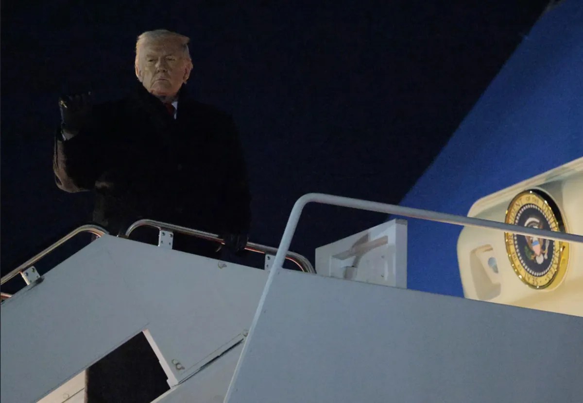 ट्रंप जा रहे थे दावोस, आसमान में ही विमान में आई खराबी और…