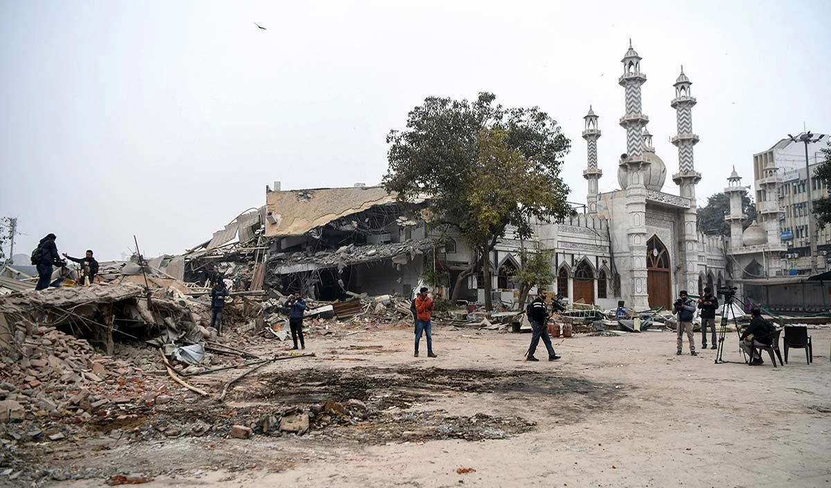 Delhi ने आधी रात को पत्थरबाजों को दिया संदेश- कानून का पहिया रुकेगा नहीं और पत्थरबाजी से अवैध कब्जा बचेगा नहीं