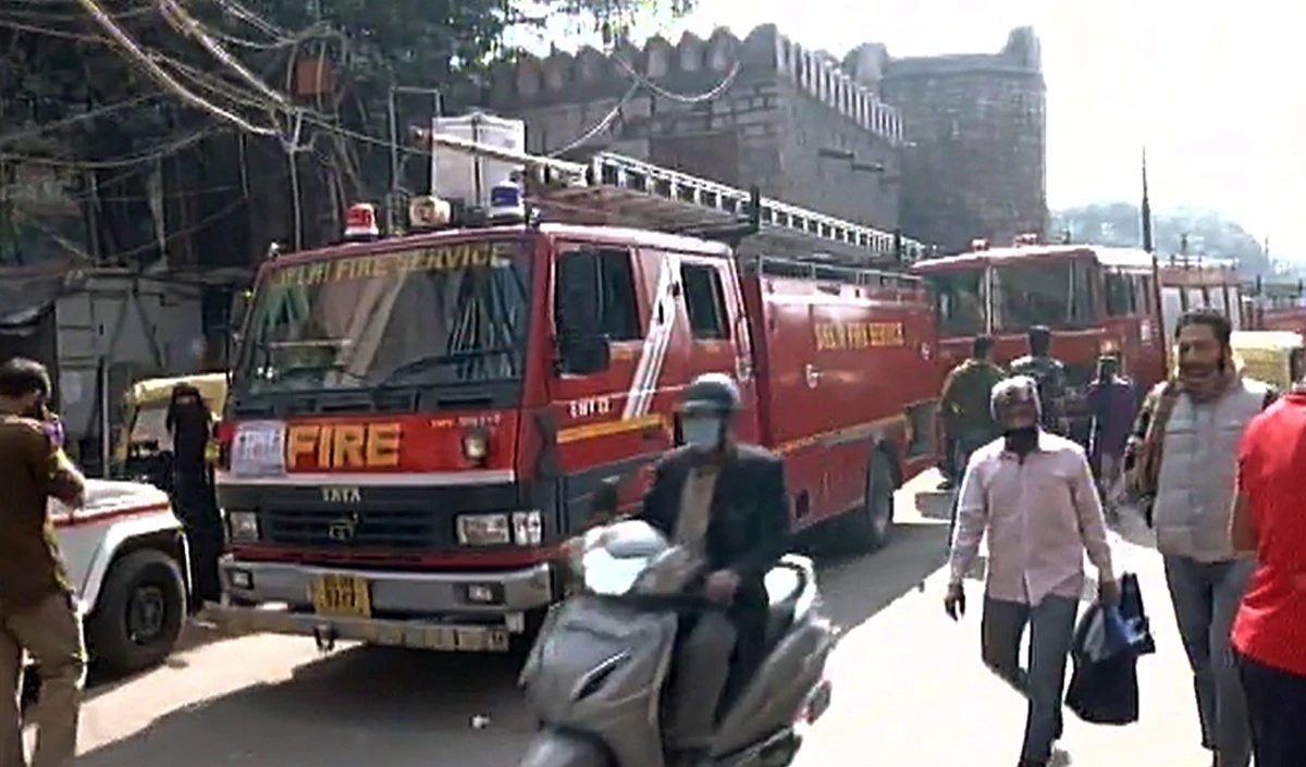 Turkman Gate Demolition | पुरानी दिल्ली में तड़के भारी बवाल, तुर्कमान गेट पर बुलडोजर कार्रवाई के दौरान पुलिस पर पथराव, दागे गए आंसू गैस के गोले