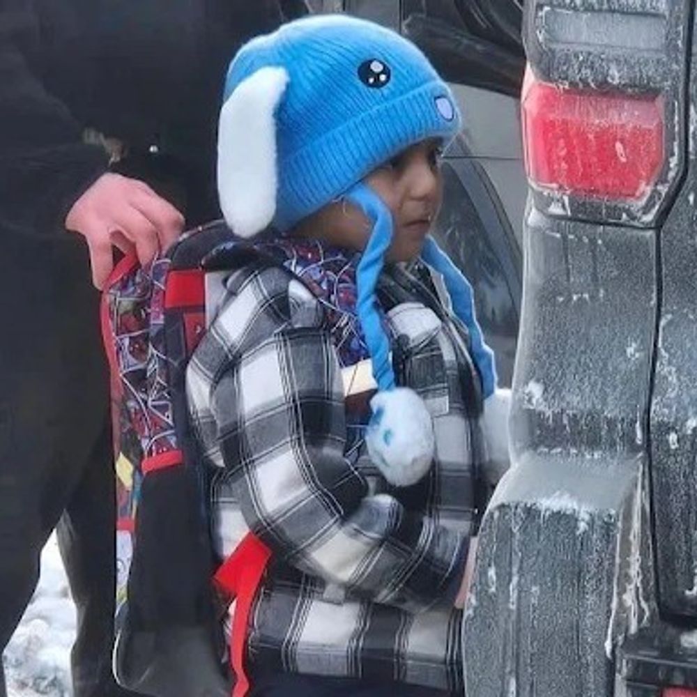 अमेरिका में 5 साल के बच्चे को हिरासत में लिया:स्कूल से लौटते समय गाड़ी से उतारा, फिर पिता गिरफ्तार; दोनों को डिटेंशन सेंटर भेजा