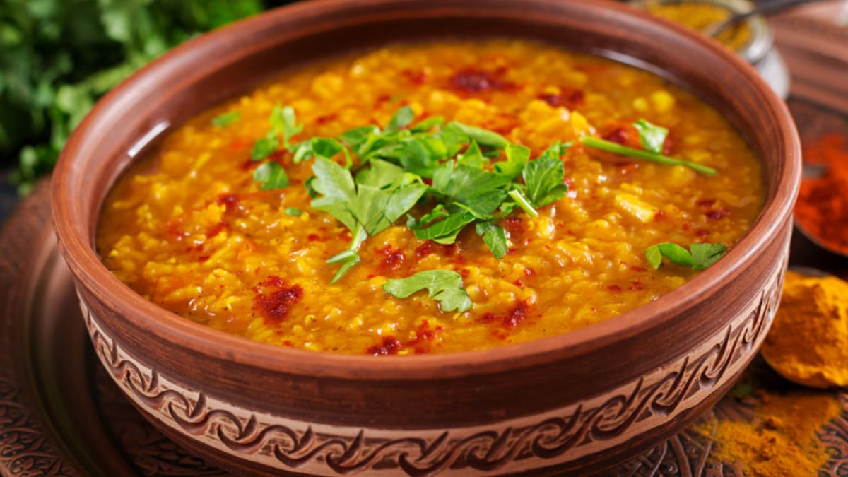 घर पर इस तरह बनाएं ढाबा स्टाइल दाल तड़का, उंगलियां चाटते रह जाएंगे मेहमान, नोट करें रेसिपी